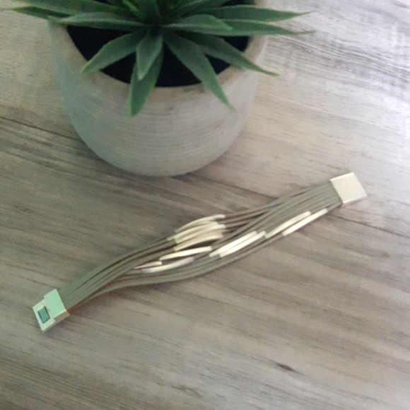 💫3/$15!💫 Wrap bracelet with magnetic clasp - Picture 1 of 4